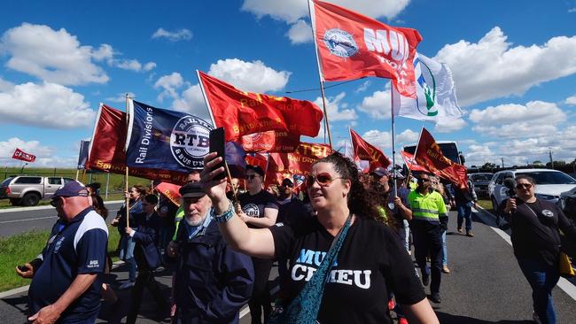 Scores of unionists descend on the Melbourne port. Picture: AAP