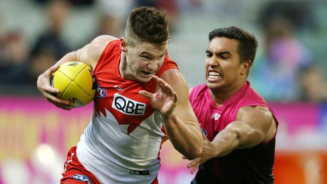 Sydney’s Ben Ronke evades Jay Kennedy-Harris. Picture: Michael Klein