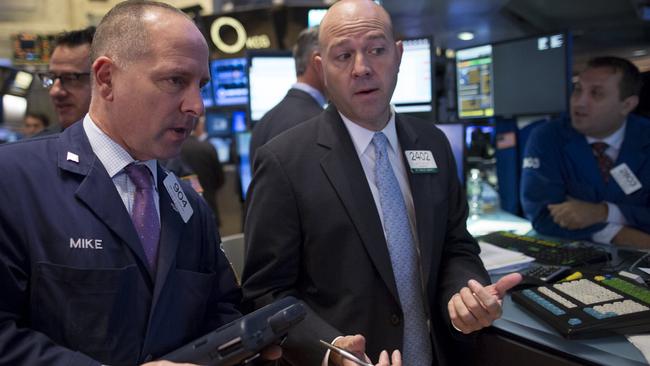 Traders work on the floor of the New York Stock Exchange October 7, 2015. REUTERS/Brendan McDermid