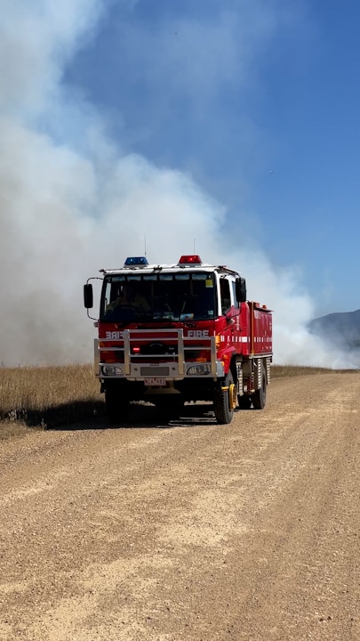 Grampians bushfire has 180 firefighters on scene