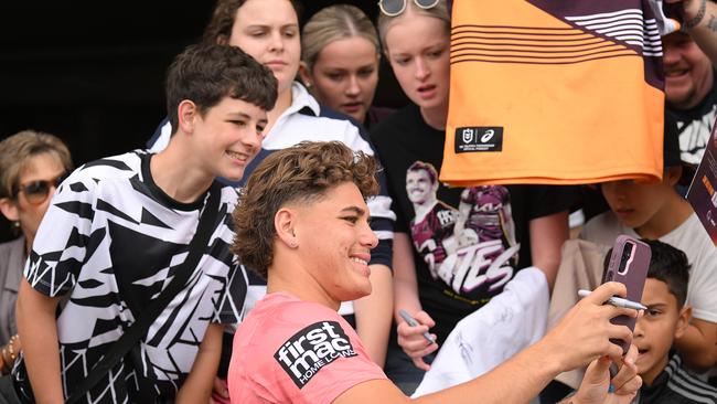 25/9/2023: Reece Walsh signs autographs and during selfies the fans during a Broncos fan training session at the Red Hill, Brisbane. pic: Lyndon Mechielsen/Courier Mail
