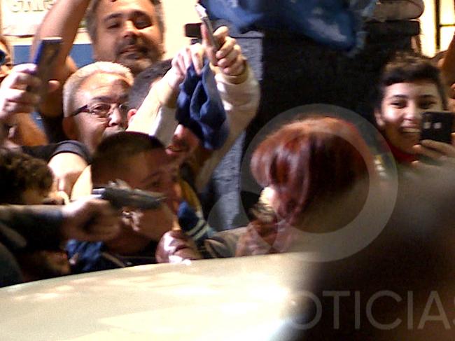 TOPSHOT - This screen grab obtained from a handout video released by TV Publica shows a man pointing a gun at Argentine Vice-President Cristina Fernandez de Kirchner as she arrives to her residence in Buenos Aires on September 1, 2022. - A man was arrested Thursday in Argentina for pointing a gun at Vice-President Cristina Kirchner as she arrived at her home, said Security Minister AnÃ­bal FernÃ¡ndez. (Photo by Handout / TV PUBLICA / AFP) / - Argentina OUT / RESTRICTED TO EDITORIAL USE - MANDATORY CREDIT "AFP PHOTO / TV PUBLICA " - NO MARKETING - NO ADVERTISING CAMPAIGNS - DISTRIBUTED AS A SERVICE TO CLIENTS