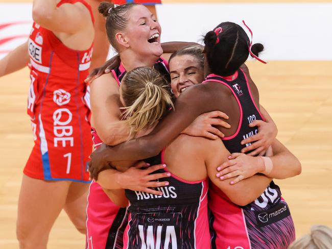 The Thunderbirds celebrate their incredible win. Picture: Jenny Evans/Getty Images.