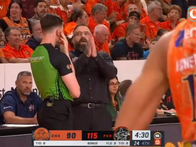 Taipans coach hilarious exchange with ref