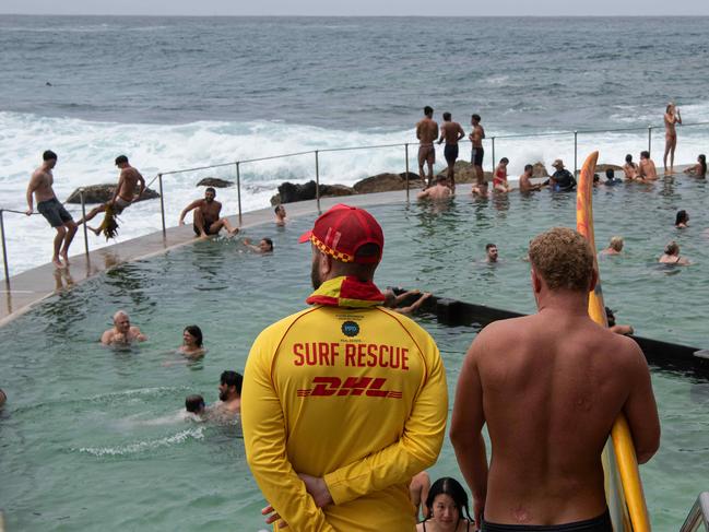 SYDNEY, AUSTRALIA - NewsWire Photos, FEBRUARY 03, 2024 : beachgoers are seen during big swells at Bronte beach. Picture: NCA NewsWire / Flavio Brancaleone