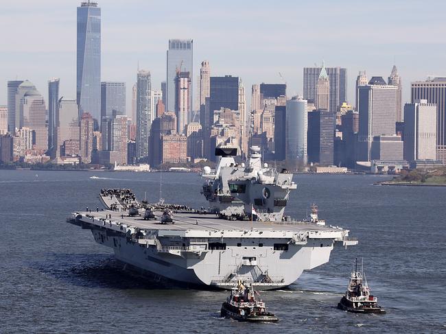 A handout picture taken and released by the British Ministry of Defence via their Defence News Imagery website on October 19, 2018 shows Britain's new aircraft carrier, HMS Queen Elizabeth arriving in New York, marking the start of an historic visit to the US city. - The largest ship in the history of Great Britain’s Royal Navy, which has been home to more than 1,500 military and civilian personnel for the past two months, anchored in New York Harbour under the gaze of the Statue of the Liberty today. (Photo by LPhot Kyle Heller / MOD / ROYAL NAVY / CROWN COPYRIGHT 2018 / AFP) / XGTY / RESTRICTED TO EDITORIAL USE - MANDATORY CREDIT  " AFP PHOTO / CROWN COPYRIGHT 2018 / MOD / LPhot KYLE HELLER "  -  NO MARKETING NO ADVERTISING CAMPAIGNS   -   DISTRIBUTED AS A SERVICE TO CLIENTS  -  NO ARCHIVE - TO BE USED WITHIN 2 DAYS FROM OCTOBER 19, 2018 (48 HOURS), EXCEPT FOR MAGAZINES WHICH CAN PRINT THE PICTURE WHEN FIRST REPORTING ON THE EVENT / XGTY