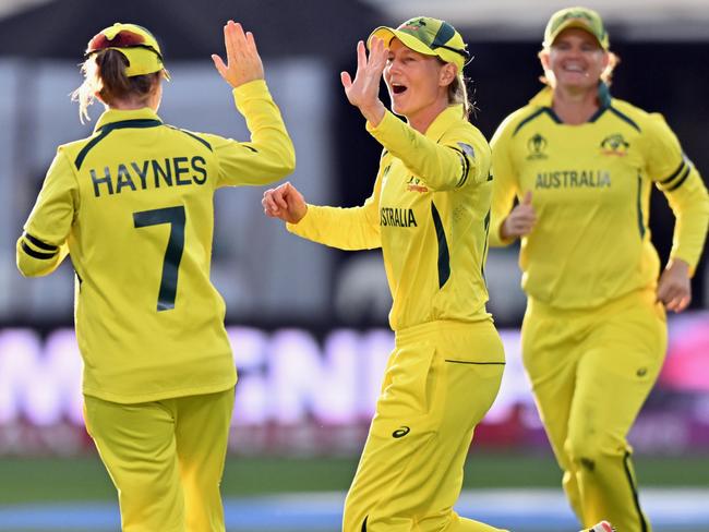 HAMILTON, NEW ZEALAND - MARCH 05: Meg Lanning of Australia (C) is congratulated by Rachael Haynes of Australia after taking a catch to dismiss Heather Knight of England during the 2022 ICC Women's Cricket World Cup match between Australia and England at Seddon Park on March 05, 2022 in Hamilton, New Zealand. (Photo by Kai Schwoerer/Getty Images)