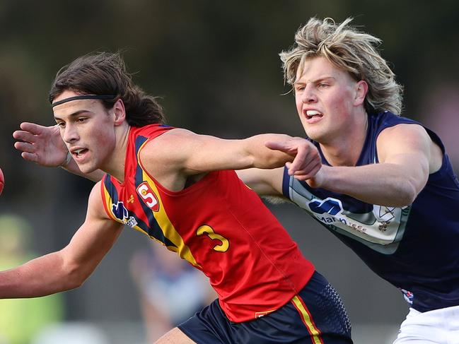 ADELAIDE, AUSTRALIA - June 30: Ben Camporeale of South Australia and Josh Smillie of Victoria Metro during the 2024 Marsh AFL Championships U18 Boys match between South Australia and Victoria Metro at Alberton Oval on June 30, 2024 in Adelaide, Australia. (Photo by Sarah Reed/AFL Photos via Getty Images)