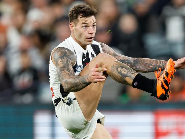 MELBOURNE, AUSTRALIA - MAY 03: Jamie Elliott of the Magpies kicks the ball during the 2024 AFL Round 08 match between the Carlton Blues and the Collingwood Magpies at The Melbourne Cricket Ground on May 03, 2024 in Melbourne, Australia. (Photo by Dylan Burns/AFL Photos via Getty Images)