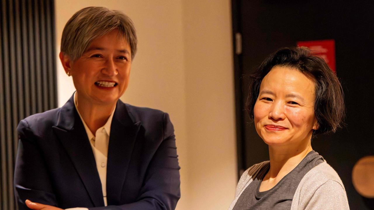 Foreign Affairs Minister Penny Wong (L) speaking with Australian journalist Cheng Lei upon her arrival at the airport in Melbourne. Photo by Sarah Hodges / Department of Foreign Affairs and Trade (DFAT) / Australia Global Alumni / AFP)