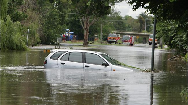 Evacuations as Queanbeyan swamped by rising floodwaters | The Courier Mail