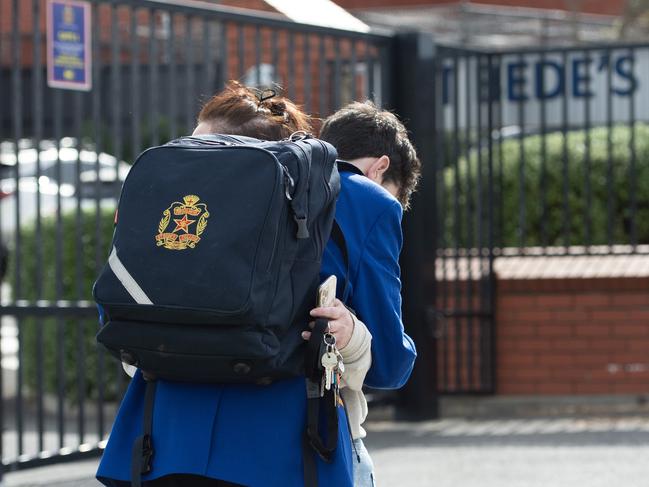 MELBOURNE AUSTRALIA - NewsWire Photos SEPTEMBER 4TH 2024 : Some parents came to collect their children, after St Bedes College Mentone was in lockdown this morning, as part of a police operation, due to suspected threat to teachers in the area. PICTURE : NewsWire / Nicki Connolly