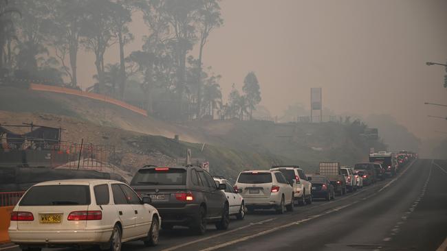 Cars line up to leave Batemans Bay during the bushfires. Picture: AFP