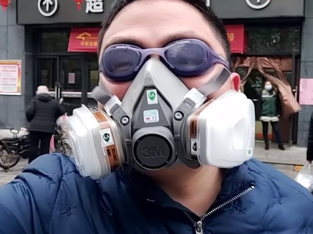 This man has paired a sanding mask with swimming goggles. Picture: Weibo