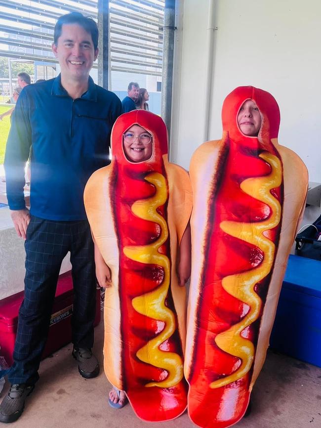 Fraser Coast Mayor with some democracy sausages at Kawungan State School.