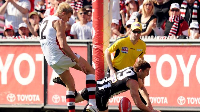 Heath Shaw smothers Nick Riewoldt in the 2010 Grand Final replay. Picture: Colleen Petch