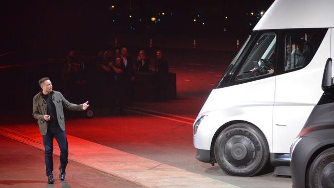 Tesla Chairman and CEO Elon Musk unveils the new ‘Semi’ electric truck. / AFP PHOTO / Veronique DUPONT