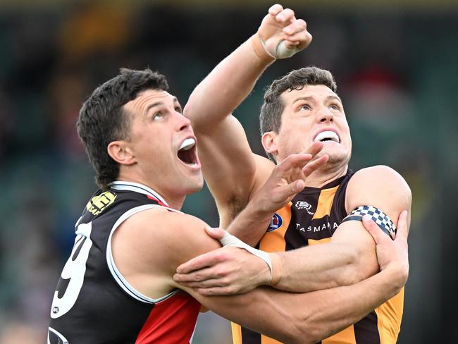 Lloyd Meek and Rowan Marshall do battle in the ruck. (Photo by Steve Bell/Getty Images)