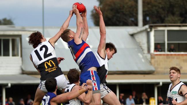 Tarrawingee‘s Justin Hoggan hauls in a big pack mark. Picture: Aaron Cook