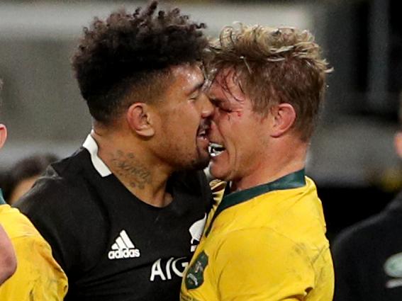 Michael Hooper (right) of the Wallabies and Ardie Savea of the All Blacks clash during the Bledisloe Cup match between between the Australian Wallabies and the New Zealand All Blacks at Optus Stadium in Perth, Saturday, August 10, 2019.  (AAP Image/Richard Wainwright) NO ARCHIVING, EDITORIAL USE ONLY