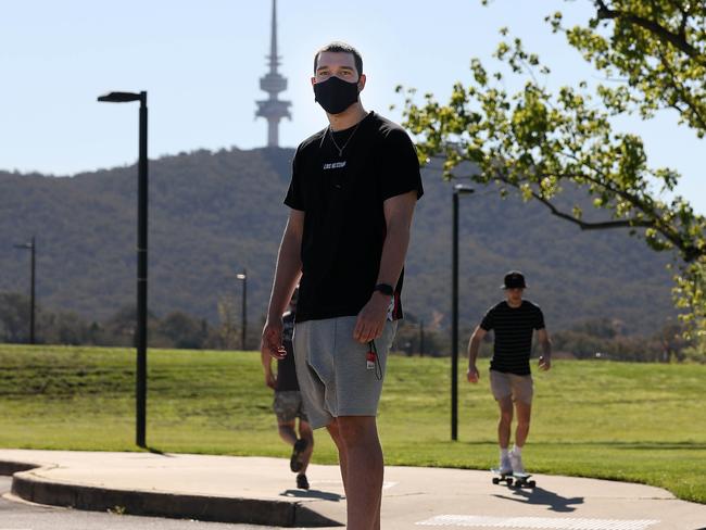 CANBERRA, AUSTRALIA - NewsWire Photos OCTOBER 07, 2021: COVID 19 restrictions are still in place until the 15th October but it did not stop some Canberrans getting outside to enjoy the sunshine around Lake Burley Griffin, in the nations capital. Picture: NCA NewsWire / Gary Ramage