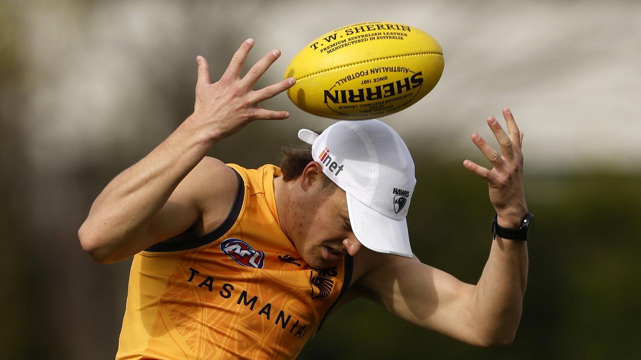 MELBOURNE, AUSTRALIA - AUGUST 14: Jack Ginnivan of the Hawks marks the ball during a Hawthorn Hawks AFL training session at Waverley Park on August 14, 2024 in Melbourne, Australia. (Photo by Darrian Traynor/Getty Images)