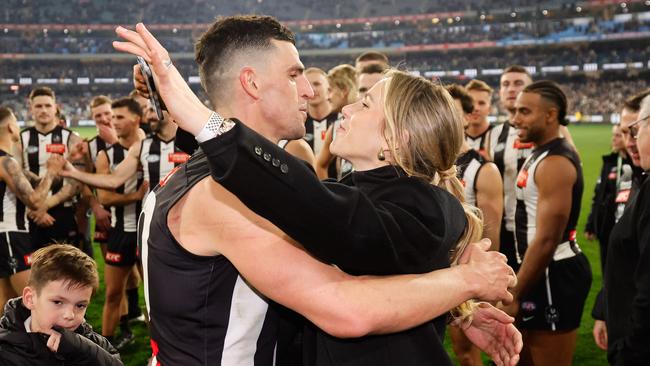 MELBOURNE, AUSTRALIA - AUG 03: Scott Pendlebury of the Magpies gives his wife Alex a kiss after his 400th game during the 2024 AFL Round 21 match between the Collingwood Magpies and the Carlton Blues at The Melbourne Cricket Ground on August 03, 2024 in Melbourne, Australia. (Photo by Dylan Burns/AFL Photos via Getty Images)