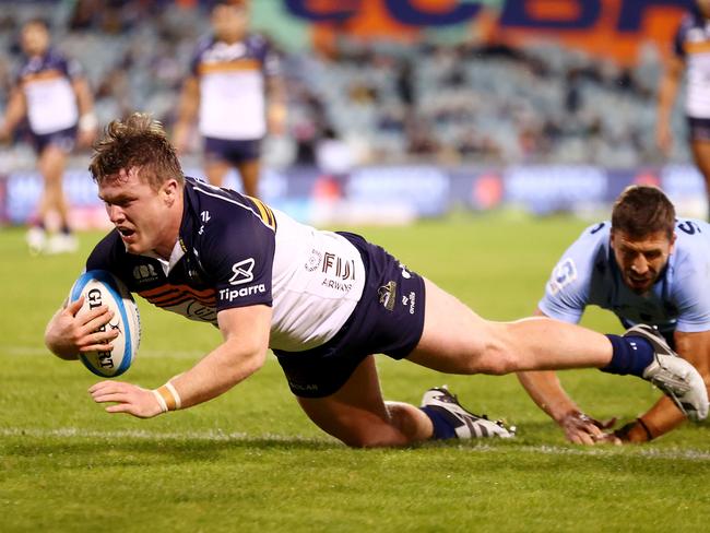 CANBERRA, AUSTRALIA - MAY 03: Billy Pollard of the Brumbies dives to score a try during the round 12 Super Rugby Pacific match between ACT Brumbies and NSW Waratahs at GIO Stadium, on May 03, 2025, in Canberra, Australia. (Photo by Mark Nolan/Getty Images)