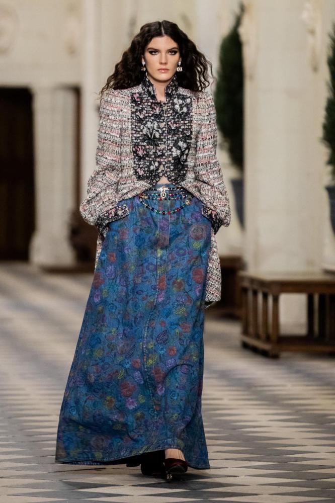In the 2021 Métiers d'art collection, Chanel explores the force of  femininity - Vogue Australia