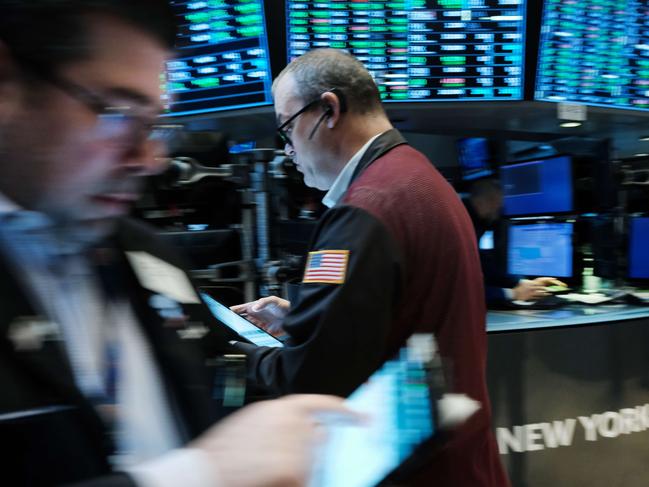 NEW YORK, NEW YORK - MARCH 16: Traders work on the floor of the New York Stock Exchange (NYSE) on March 16, 2022 in New York City. The Dow started off the day in positive territory, extending yesterday's rally.   Spencer Platt/Getty Images/AFP == FOR NEWSPAPERS, INTERNET, TELCOS & TELEVISION USE ONLY ==