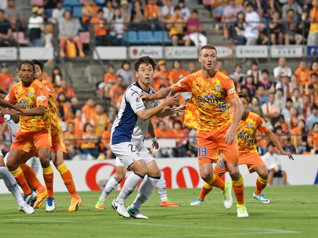JGR3PH Shizuoka, Japan. 8th July, 2017. Oh Jae-Suk (Gamba), Mitchell Duke (S-Pulse) Football/Soccer : 2017 J1 League match between Shimizu S-Pulse 2-0 Gamba Osaka at IAI Stadium Nihondaira in Shizuoka, Japan . Credit: AFLO/Alamy Live News