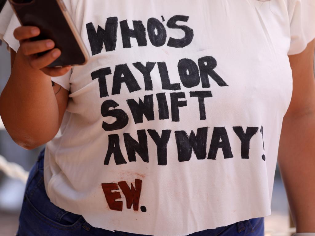 A fan wears a t-shirt featuring the lyrics from “22” while queuing for tickets in California. Picture: Gary Coronado/Los Angeles Times via Getty Images