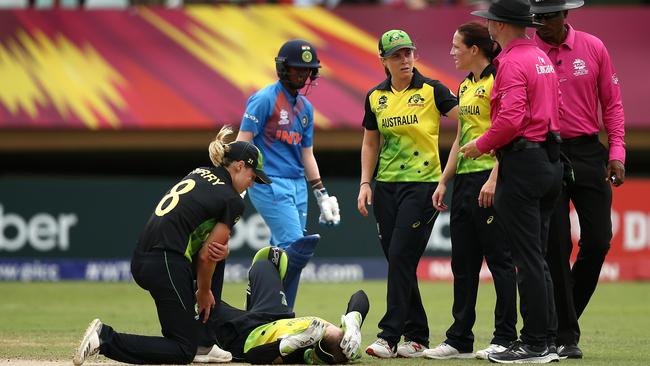 Alyssa Healy injred in mid-pitch collision v India in WT20