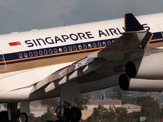 Singapore Airlines a340 aeroplane flying into Adelaide Airport. plane aircraft airbus  /Aeroplanes