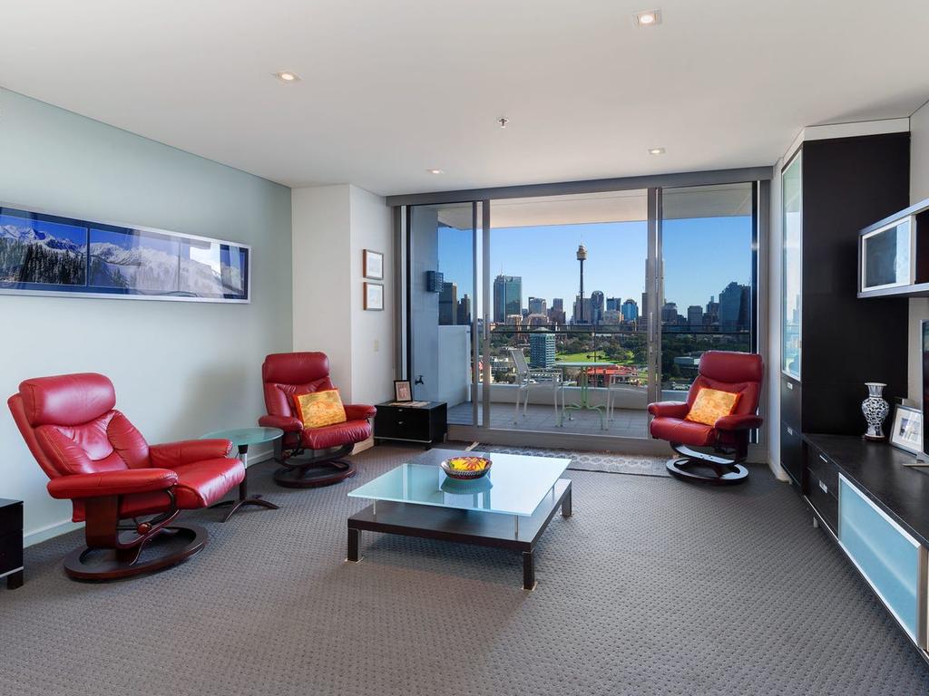 The 15th floor Ikon, Potts Point investment apartment of the late politician Bob Ellicott has been listed for February 23 auction with $2.6m guidance.,