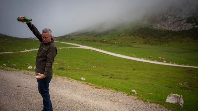 Nathan Thornburgh, Roads &amp; Kingdoms co-founder, pouring Asturian cider at the Refugio Vega de Enol. Picture: Alejo Sabugo