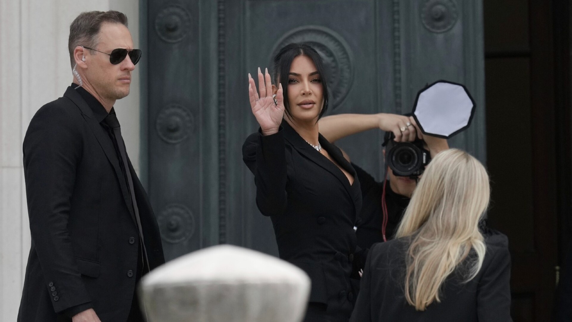 Kim Kardashian testifies in robbery trial