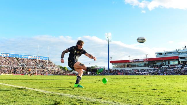 Ethan Lowe kicks a goal from the sideline to win the game. Picture: Zak Simmonds