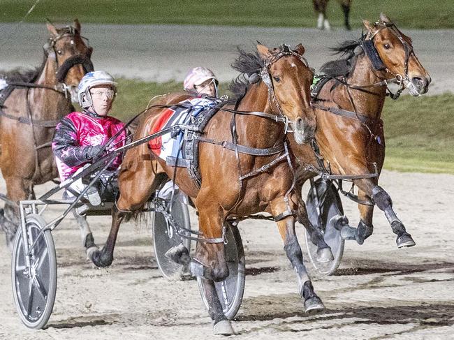 Race 7: Bendigo, Victoria Cup Night, Saturday 9-10-2021 Pryde's Easifeed Victoria Oaks Final (Group 1) Winner: Ladies in Red (10) Trainer: Emma Stewart; Driver: David Moran Race Distance: 2,650 metres, Mile Rate: 1.56.5 photography: Stuart McCormick