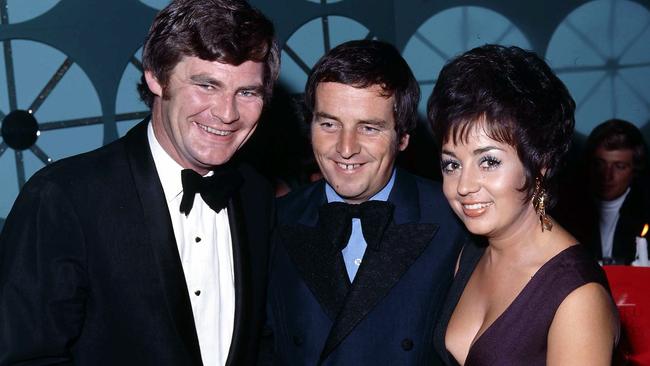 1971: Wills with Ernie Sigley centre at the 1971 Logie Awards.