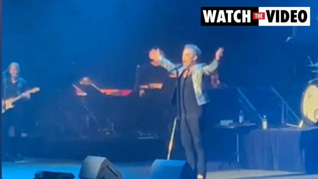 Robbie Williams leads "Warnie" chant