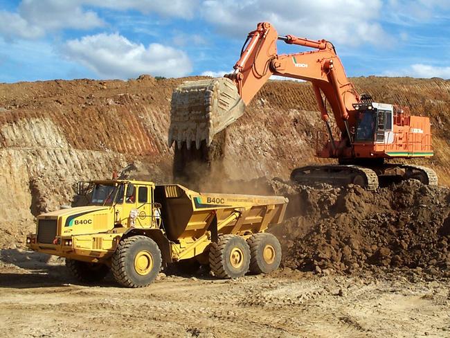 PIRATE: UNDATED : Truck being filled with nickel ore during trial pit mining at Ravensthorpe in undated file photo, as Anglo-Australian miner BHP Billiton announced an annual net profit of 6.5 billion USD, 24/08/05 the highest result in Australian corporate history.Western Australia / Industry