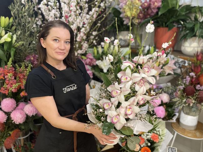 Trudy Campbell from Coolangatta Florist fills an order. Picture: Kaitlyn Smith