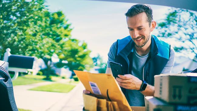 Online retail giant Amazon is expanding its Flex service of delivery drivers with a new distribution hub at Melbourne Airport.