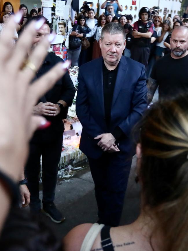 Geoff Payne, father of Liam Payne, acknowledges the fans outside Casa Sur Hotel. Picture: Getty Images