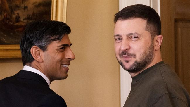 Rishi Sunak and Volodymyr Zelensky head for breakfast in Downing Street. (Photo by Dan Kitwood / POOL / AFP)