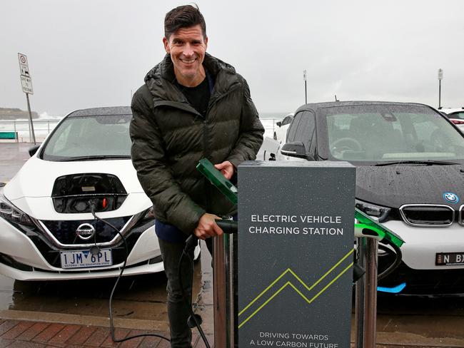 TV host Osher Gunsberg uses the charging station at Bondi Beach. Picture: Toby Zerna