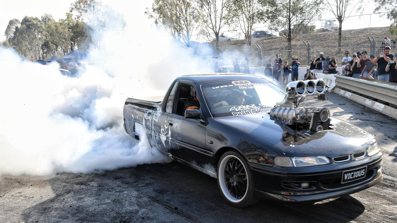 burnout, motor racing, smoke, burning rubber, qld raceway, ipswich ...