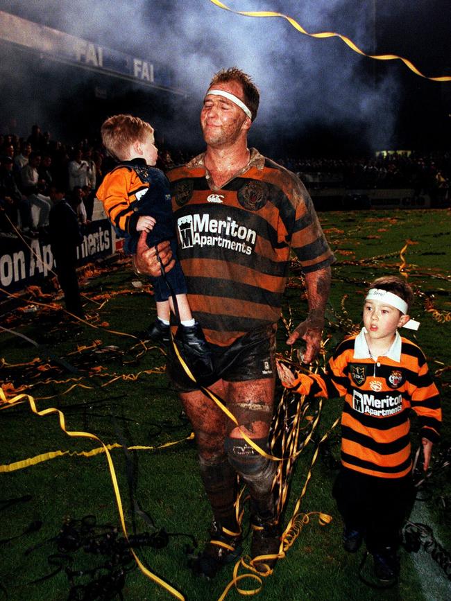 Curtis and his brother Bayley joined their father on a lap of honour after his last game. 