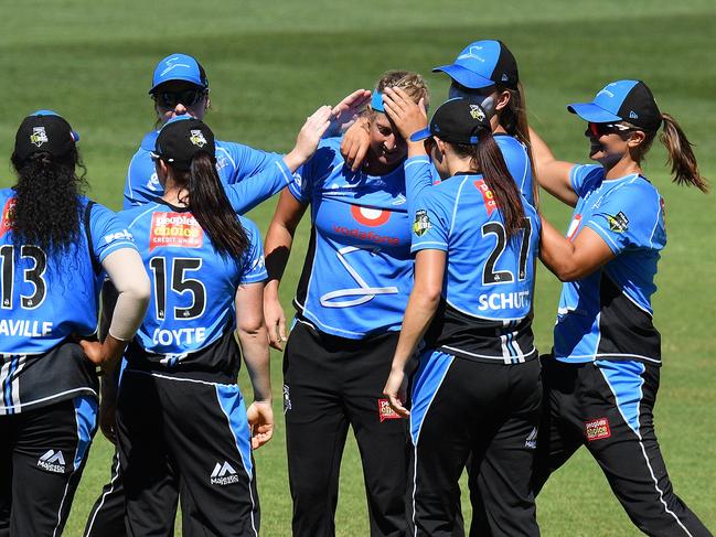 Sophie Devine — and her headband — celebrate with teammates. The headband challenge has been a defining movement this WBBL. Photo: Daniel Kalisz/Getty Images